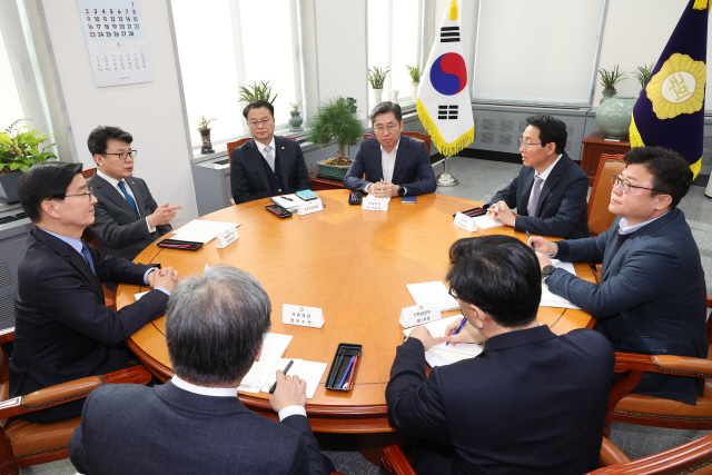 지난 4일 오전 국회에서 김상훈 국민의힘 정책위의장과 진성준 민주당 정책위의장, 방기선 국무조정실장, 조오섭 국회의장 비서실장 등이 참석한 가운데 국정협의체 실무협의가 열리고 있다. 연합뉴스